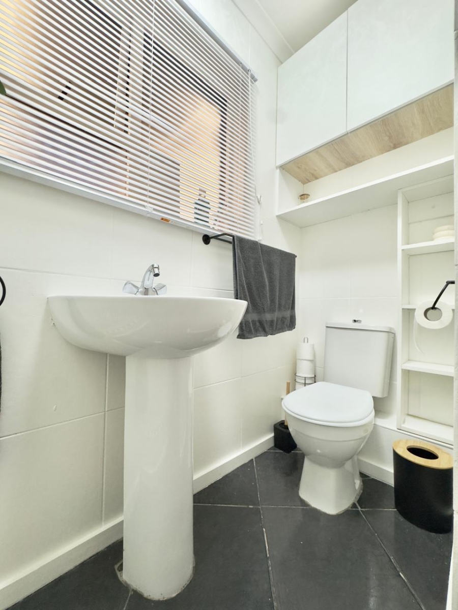 Bedroom Property for Sale in Lentegeur Western Cape